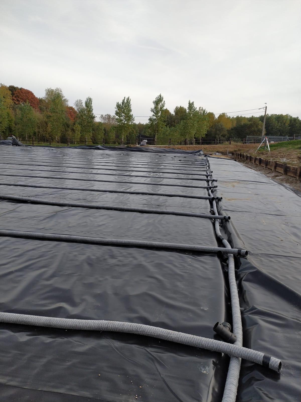 Detail van leidingen op Equi-flex folie