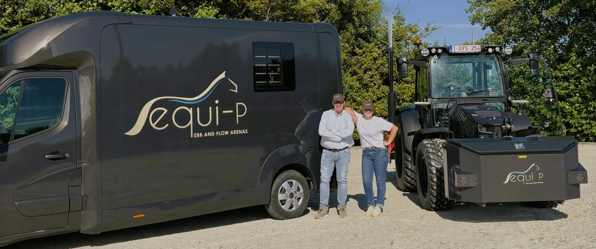 Equi-P team met professionele bestelwagen en tractor voor aanleg eb en vloed pistes